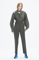 トーガ プルラ 2017年プレフォールコレクション - 縦のラインに込めた女性らしさ｜写真1