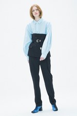 トーガ プルラ 2017年プレフォールコレクション - 縦のラインに込めた女性らしさ｜写真2