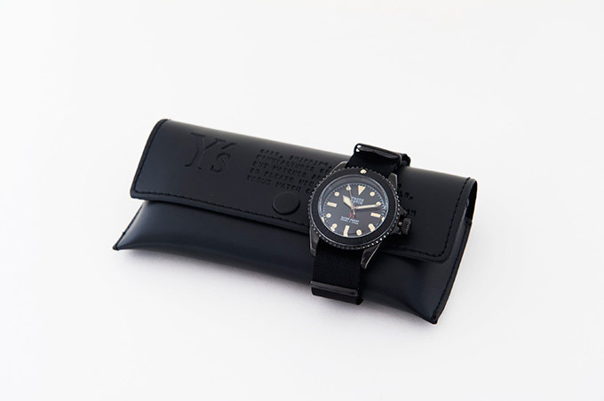 Y's×ヴァーグ・ウォッチ・カンパニーの腕時計、オールブラックで無骨なユニセックスウォッチ | 写真
