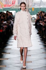 トリー バーチ 2017年秋冬コレクション - シックで魅惑的な女性らしさを、柄や素材で引き立てて｜写真2