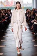 トリー バーチ 2017年秋冬コレクション - シックで魅惑的な女性らしさを、柄や素材で引き立てて｜写真3