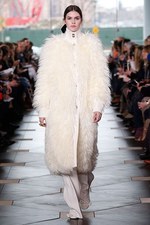 トリー バーチ 2017年秋冬コレクション - シックで魅惑的な女性らしさを、柄や素材で引き立てて｜写真4