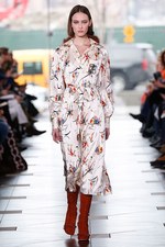 トリー バーチ 2017年秋冬コレクション - シックで魅惑的な女性らしさを、柄や素材で引き立てて｜写真7