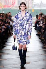 トリー バーチ 2017年秋冬コレクション - シックで魅惑的な女性らしさを、柄や素材で引き立てて｜写真10