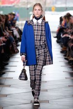 トリー バーチ 2017年秋冬コレクション - シックで魅惑的な女性らしさを、柄や素材で引き立てて｜写真12