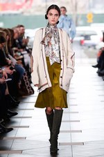 トリー バーチ 2017年秋冬コレクション - シックで魅惑的な女性らしさを、柄や素材で引き立てて｜写真15