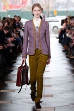 トリー バーチ 2017年秋冬コレクション - シックで魅惑的な女性らしさを、柄や素材で引き立てて｜写真17