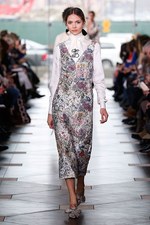 トリー バーチ 2017年秋冬コレクション - シックで魅惑的な女性らしさを、柄や素材で引き立てて｜写真18