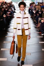 トリー バーチ 2017年秋冬コレクション - シックで魅惑的な女性らしさを、柄や素材で引き立てて｜写真19