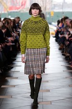 トリー バーチ 2017年秋冬コレクション - シックで魅惑的な女性らしさを、柄や素材で引き立てて｜写真21