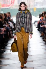 トリー バーチ 2017年秋冬コレクション - シックで魅惑的な女性らしさを、柄や素材で引き立てて｜写真22