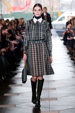 トリー バーチ 2017年秋冬コレクション - シックで魅惑的な女性らしさを、柄や素材で引き立てて｜写真24