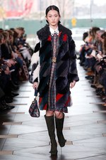 トリー バーチ 2017年秋冬コレクション - シックで魅惑的な女性らしさを、柄や素材で引き立てて｜写真25