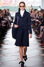 トリー バーチ 2017年秋冬コレクション - シックで魅惑的な女性らしさを、柄や素材で引き立てて｜写真26