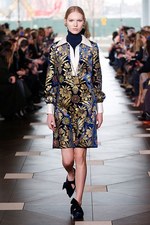 トリー バーチ 2017年秋冬コレクション - シックで魅惑的な女性らしさを、柄や素材で引き立てて｜写真28