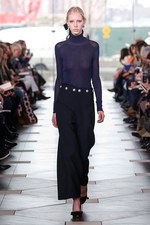 トリー バーチ 2017年秋冬コレクション - シックで魅惑的な女性らしさを、柄や素材で引き立てて｜写真31