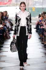トリー バーチ 2017年秋冬コレクション - シックで魅惑的な女性らしさを、柄や素材で引き立てて｜写真32