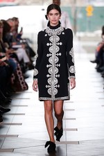 トリー バーチ 2017年秋冬コレクション - シックで魅惑的な女性らしさを、柄や素材で引き立てて｜写真33