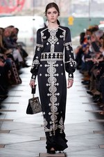 トリー バーチ 2017年秋冬コレクション - シックで魅惑的な女性らしさを、柄や素材で引き立てて｜写真35