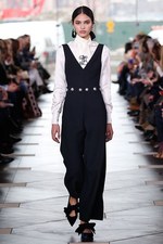 トリー バーチ 2017年秋冬コレクション - シックで魅惑的な女性らしさを、柄や素材で引き立てて｜写真36