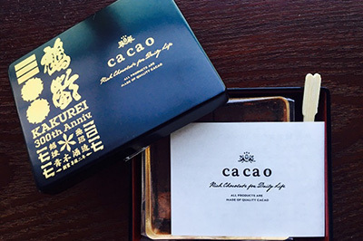 獺祭｜「鶴齢大吟醸 10年熟成」を閉じ込めた生チョコが「ca ca o」より発売 - 漆器のパッケージ入り