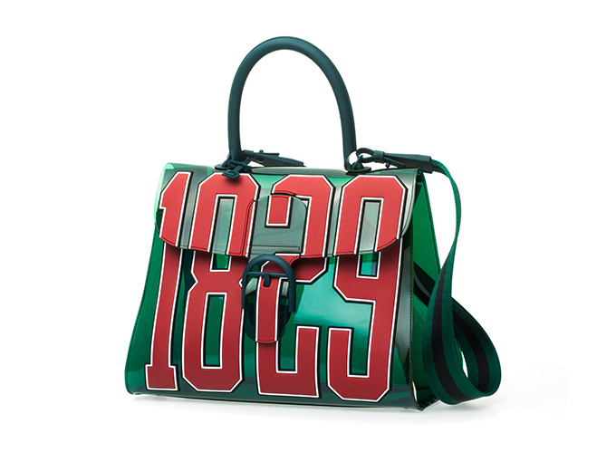 デルヴォーの限定バッグ「ザ・ヒーロー」 - 真っ赤な数字ロゴとスケルトンのビニール素材でスポーティに | 写真