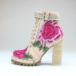 ジェフリーキャンベルから春気分を盛り上げる新作レースアップブーツ - 花刺繍にスタッズをプラス｜写真1