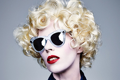 カレンウォーカーの新作アイウェア、オーバーサイズスクエアやキャッツアイなど9つのフレームが展開