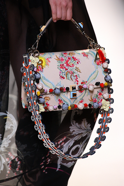 フェンディ17年春夏より新作バッグ「キャナイ」を発表 - リボンや花柄、ラメで彩ったチェーンバッグ | 写真