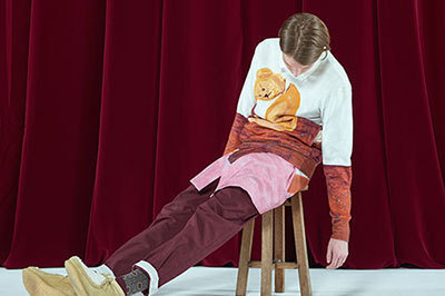 2017-18年秋冬東京コレクション｜ジョンアンダーカバー 17年秋冬コレクション - アンティークな物語の中、力なく座るテディベア