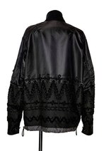 sacai、刺繍ブルゾンやダニエル・ジョンストンのロゴTなど伊勢丹新宿店メンズ館限定アイテム発売｜写真5