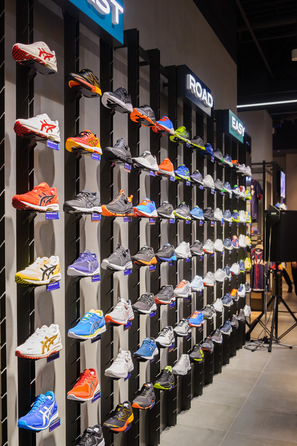 アシックス(ASICS) アシックス原宿フラグシップ 深海｜写真5