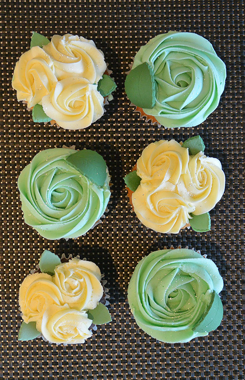 「ローラズ・カップケーキ」からバラの花を模したホワイトデーカップケーキ - 白＆エメラルドの2色で｜写真3