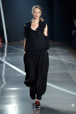 スポーティなエッセンスが溶け込んだロンドンストリート - Y-3(ワイスリー) 2012年春夏コレクション｜写真1