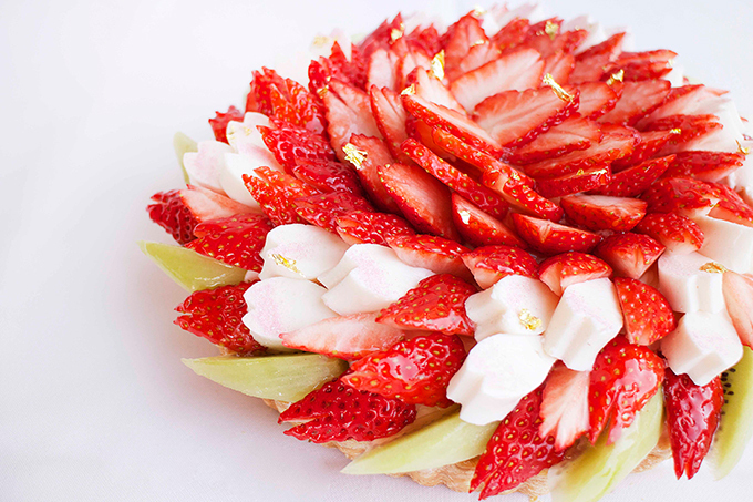 カフェコムサ春の新作ケーキ 苺で桜の花びらを 3色ムースで菱餅を表現したひな祭り限定ケーキ ファッションプレス