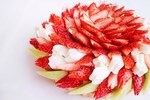 カフェコムサ春の新作ケーキ - 苺で桜の花びらを、3色ムースで菱餅を表現したひな祭り限定ケーキ｜写真2