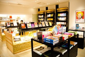 タッシェン日本初のコンセプトストア「TASCHEN Store in BALS TOKYO GINZA」レポート｜写真2