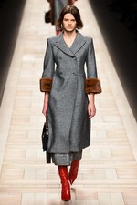 フェンディ 2017-18年秋冬コレクション - 夜明けの街は女性を儚く見せる｜写真1