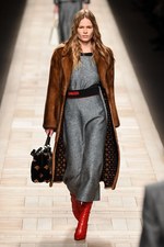 フェンディ 2017-18年秋冬コレクション - 夜明けの街は女性を儚く見せる｜写真2