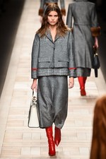 フェンディ 2017-18年秋冬コレクション - 夜明けの街は女性を儚く見せる｜写真4