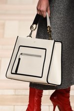 フェンディ 2017-18年秋冬コレクション - 夜明けの街は女性を儚く見せる｜写真5