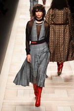 フェンディ 2017-18年秋冬コレクション - 夜明けの街は女性を儚く見せる｜写真10