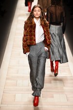 フェンディ 2017-18年秋冬コレクション - 夜明けの街は女性を儚く見せる｜写真11