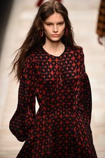 フェンディ 2017-18年秋冬コレクション - 夜明けの街は女性を儚く見せる｜写真14