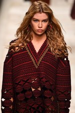 フェンディ 2017-18年秋冬コレクション - 夜明けの街は女性を儚く見せる｜写真17