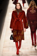 フェンディ 2017-18年秋冬コレクション - 夜明けの街は女性を儚く見せる｜写真19