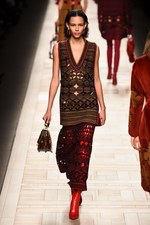 フェンディ 2017-18年秋冬コレクション - 夜明けの街は女性を儚く見せる｜写真21