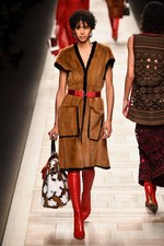 フェンディ 2017-18年秋冬コレクション - 夜明けの街は女性を儚く見せる｜写真22
