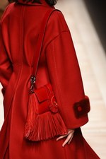 フェンディ 2017-18年秋冬コレクション - 夜明けの街は女性を儚く見せる｜写真27