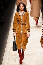 フェンディ 2017-18年秋冬コレクション - 夜明けの街は女性を儚く見せる｜写真32